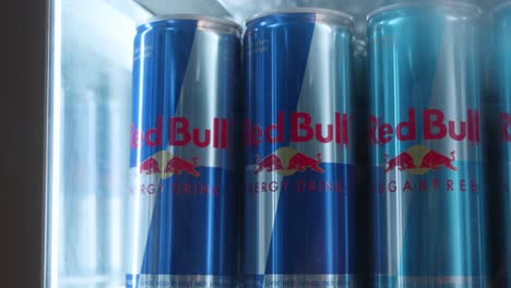 Nahaufnahme-Von-Red-Bull-Dosen-In-Einem-Glaskühlschrank