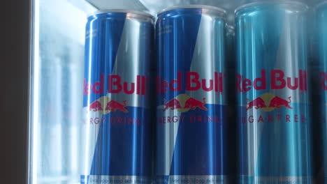 Cerca-De-Latas-De-Red-Bull-En-Una-Nevera-De-Cristal