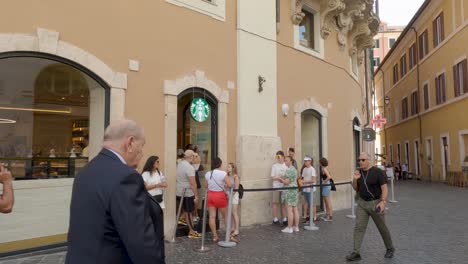 Menschen,-Die-An-Heißen-Sommertagen-Vor-Starbucks-In-Rom,-Italien,-In-Der-Schlange-Stehen