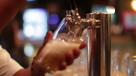 Ein-Barkeeper-Gießt-Bier-Auf-Ein-Glas