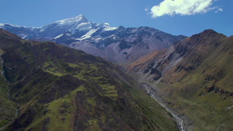 Drohnenaufnahme-Der-Grünen-Hügel-Von-Annapurna-In-Nepal,-Geteilt-Durch-Einen-Fluss-Dazwischen,-Zusammen-Mit-Dem-Annapurna-Berg