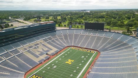 Der-Rückzug-Aus-Der-Luft-Zeigt-Das-Footballstadion-Der-University-Of-Michigan,-Die-Heimat-Der-Wolverines