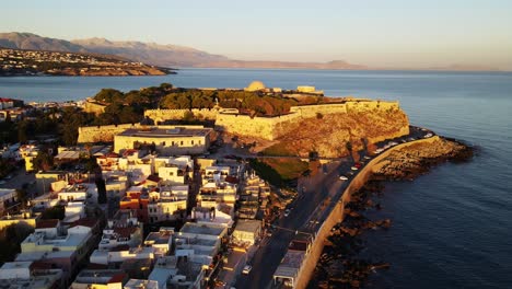 Die-Stadt-Und-Festung-Von-Rethymno-Bei-Sonnenaufgang-Per-Drohne