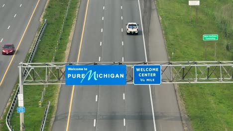 Bienvenido-A-La-Señal-De-Tráfico-De-Pure-Michigan-Sobre-La-Autopista-Interestatal