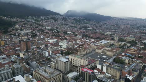 Luftaufnahme-Des-Historischen-Stadtzentrums-Von-Bogota,-Kolumbiens-Stadtbild,-Hauptstadt-Mit-Anden