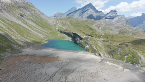 Filmische-Luftaufnahme-Eines-Fast-Ausgetrockneten-Sees-In-Den-Bergen