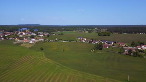 Schöner-Luftflug-Von-Oben,-Sommerfeld-Im-Dorf-Chlum,-Tschechische-Republik-2023