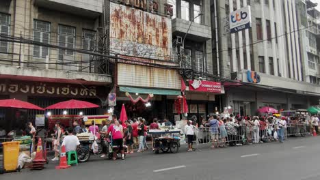 Tourists-Line-the-Street-Food-Stalls-in-Yaowarat-Road,-Chinatown,-Bangkok