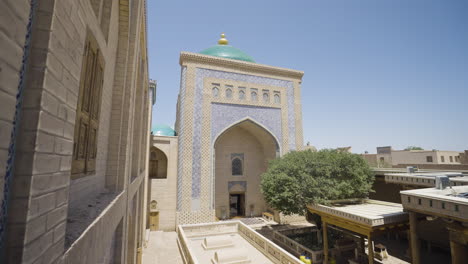 Tagsüber-Vor-Dem-Pahlawan-Mahmud-Mausoleum-In-Der-Altstadt-Von-Chiwa-In-Usbekistan