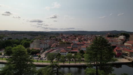 Luftaufnahme-Der-Stadt-Chaves-Und-Des-Flusses-Tâmega-In-Portugal
