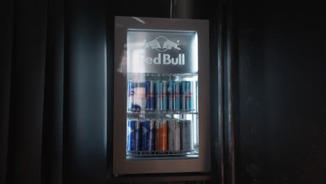 Red-Bull-Kühlschrank-Mit-Red-Bull-Dosen-Verschiedener-Geschmacksrichtungen