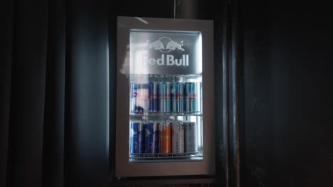 Nevera-Expositora-Red-Bull-Con-Latas-De-Red-Bull-De-Diferentes-Sabores.