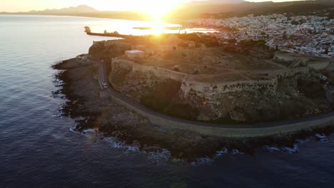 Die-Stadt-Und-Festung-Von-Rethymno-Bei-Sonnenaufgang-Per-Drohne