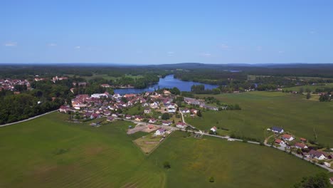 Erstaunlicher-Luftflug-Von-Oben,-Sommerfeld-Im-Dorf-Chlum,-Tschechische-Republik-2023