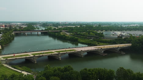 Ruhige-Malerische-Fußgängerbrücke-über-Dem-White-River-In-Indianapolis-In-Indiana,-Vereinigte-Staaten