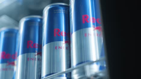 Latas-Originales-De-Bebida-Energética-Red-Bull-En-Una-Nevera.