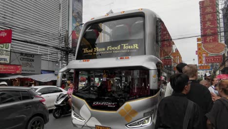 Tour-Gastronómico-En-Autobús-Tailandés-Pasando-Mirando-Hacia-El-Interior-A-Lo-Largo-De-Yaowarat-Road-En-Chinatown,-Bangkok