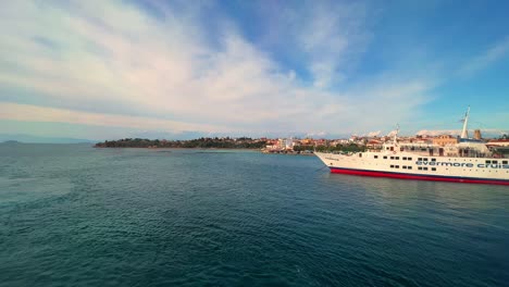 Puerto-De-Egina-Desde-La-Distancia-Con-Vistas-A-Un-Gran-Ferry