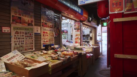 Geschäft-Mit-Frischen-Meeresfrüchten-Auf-Dem-Nijo-Markt-An-Der-Hauptstraße-In-Sapporo