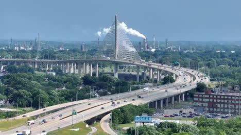 Toledo,-Ohio-Schild-Mit-Veterans-Glass-City-Skyway-Bridge-Und-Ölraffinerie-Im-Hintergrund