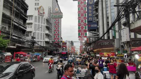 Turistas-Visitando-Y-Caminando-Por-La-Carretera-Yaowarat-En-Chinatown,-Bangkok