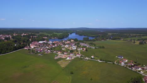 Herrlicher-Luftflug-Von-Oben,-Sommerfeld-Im-Dorf-Chlum,-Tschechische-Republik-2023