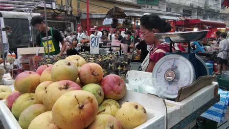 Vendedor-Ambulante-De-Comida-Tailandesa-Que-Vende-Fruta-Fresca-En-Chinatown,-Bangkok
