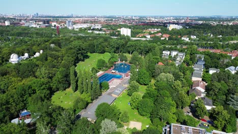 Schöner-Luftflug-Von-Oben,-öffentliches-Schwimmbad-Insulaner,-Stadt-Berlin,-Deutschland,-Sommertag-2023