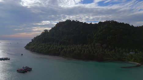 Glatte-Luftaufnahme-Von-Flugbooten,-Die-Im-Meer-Ankern,-Insel-Ko-Kut-Ao-Phrao-Beach,-Thailand-2022
