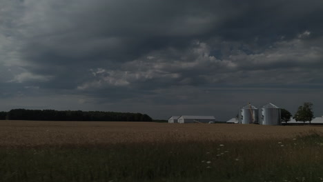 Großer-Himmel-über-Ontario-Ackerland-Mit-Bauernhof-Und-Getreidesilos-In-Der-Ferne