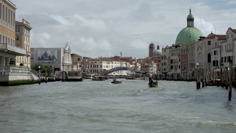 Los-Taxis-Acuáticos-Navegan-Por-El-Gran-Canal-De-Venecia-Dejando-Estela-En-El-Agua