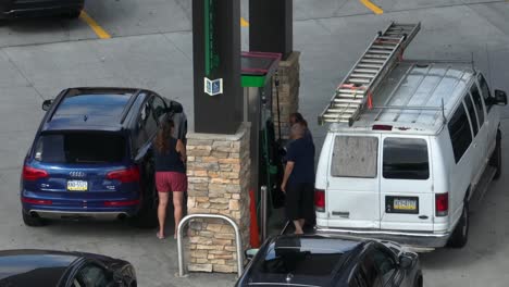 Después-De-Horas-De-Espera-En-Su-Auto,-Un-Hombre-Puede-Usar-La-Bomba-Para-Llenar-Su-Auto-Con-Gasolina.