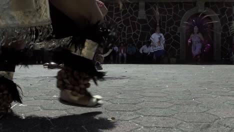 Gente-Disfrazada-Realizando-Una-Danza-Tradicional-Azteca-En-La-Calle.