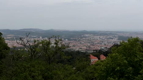 Panorama-Weitwinkelaufnahme-Der-Stadt-Sintra-Mit-Bäumen-Im-Vordergrund-An-Bewölkten-Tagen,-Portugal---Blick-Von-Der-Berühmten-Burg-Pena
