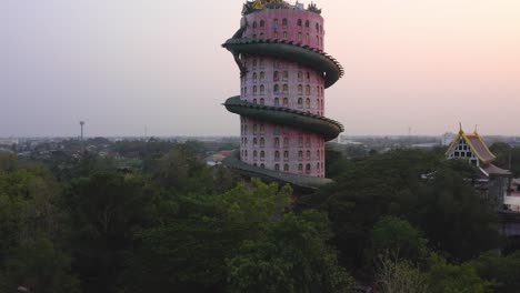 Spektakulärer-Wat-Samphran-Drachentempel-Bei-Sonnenuntergang-In-Thailand