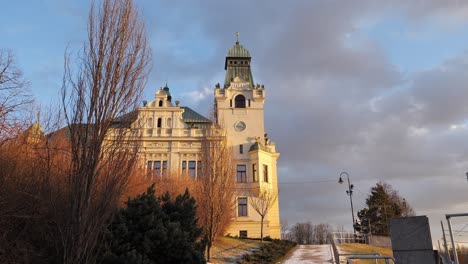 Schwenkaufnahme-Des-Rathauses-Des-Stadtbezirks-Slezska-Ostrava-Bei-Sonnenuntergang-In-Der-Wintersaison