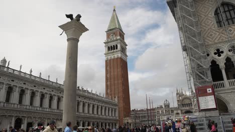 Mirando-Más-Allá-De-Colonna-Di-San-Marco-Con-Vistas-A-La-Biblioteca-Nazionale-Marciana-Y-El-Campanile-De-San-Marcos-Al-Fondo-En-La-Plaza-De-San-Marcos-En-Venecia