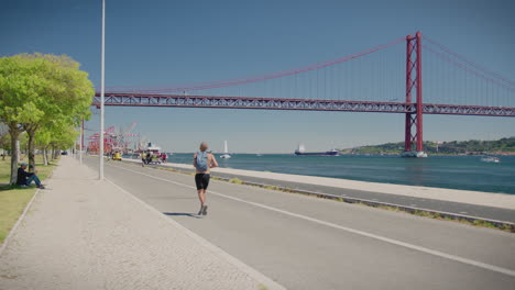 Puente-25-De-Abril-En-Passeio-Carlos-Do-Carmo-En-Belem-Lisboa