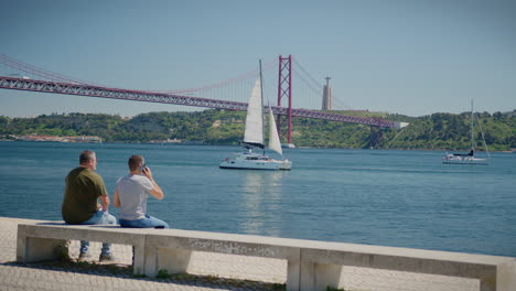 25.-April-Brücke-In-Belem-Lissabon-Vorbeifahrendes-Segelboot