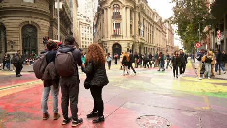 Blick-Auf-Die-Straße-Von-Paseo-Bandera-Santiago,-Chile,-Menschen-Versammeln-Sich-Am-Wahrzeichen-Der-Börse,-Tag-Des-Erbes