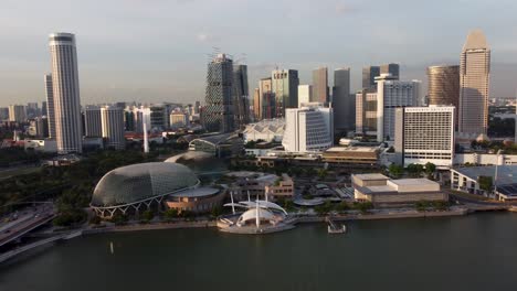 Drohnenaufnahme-Der-Skyline-Von-Singapur-Bei-Sonnenuntergang