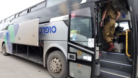 Soldado-Entrando-En-Un-Autobús-Para-Inspección,-Control-Fronterizo