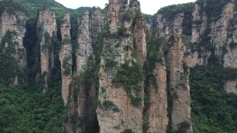 4K-Aerial-Reverse-Shot-Of-Hallelujah-Avatar-Mountain-In-Wulingyuan-Scenic-Forest-Hunan-Province,-China