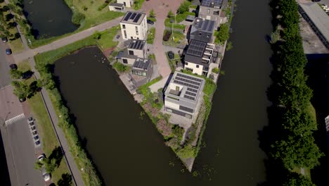 Isla-Verde-De-La-Ciudad-Con-Viviendas-Contemporáneas-En-El-Barrio-Residencial-Leidsche-Rijn-De-La-Ciudad-Holandesa-De-Utrecht.