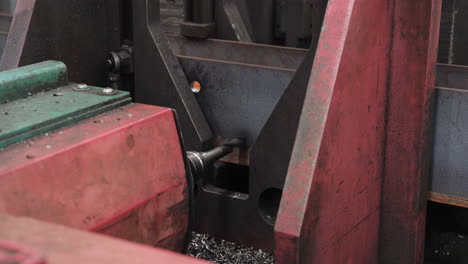 Bohren-Von-Metallträgern,-Industriemaschinen,-Mittlere-Aufnahme