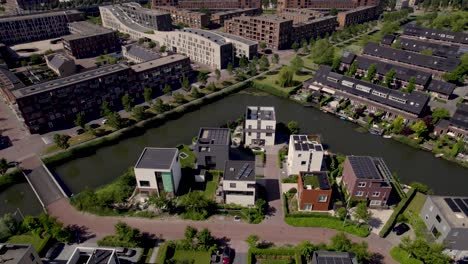 Canal-Urbano-Alrededor-De-Viviendas-Modernas-Y-Contemporáneas-En-El-Barrio-Residencial-Leidsche-Rijn-De-La-Ciudad-Holandesa-De-Utrecht.