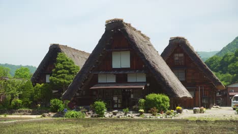 Casas-De-Pueblo-Tradicionales-Con-Techos-De-Paja-Gassho-zukuri-En-Shirakawago
