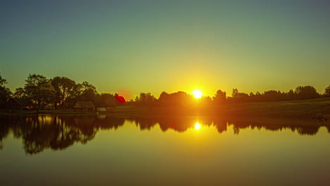 Stille-Eines-Sees-Mit-Reflexion-Des-Sonnenlichts-Von-Sonnenaufgang-Bis-Sonnenuntergang