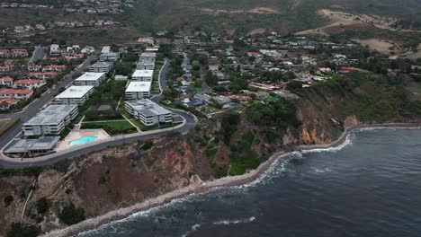 Seaside-estates-and-condos-along-the-cliffs-of-Rancho-Palos-Verdes,-California---aerial-view