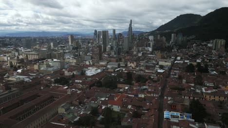 Luftaufnahmen-Der-Hauptstadt-Bogota-Kolumbiens-Mit-Historischem-Stadtzentrum-Und-Modernen-Wolkenkratzer-Bürogebäuden
